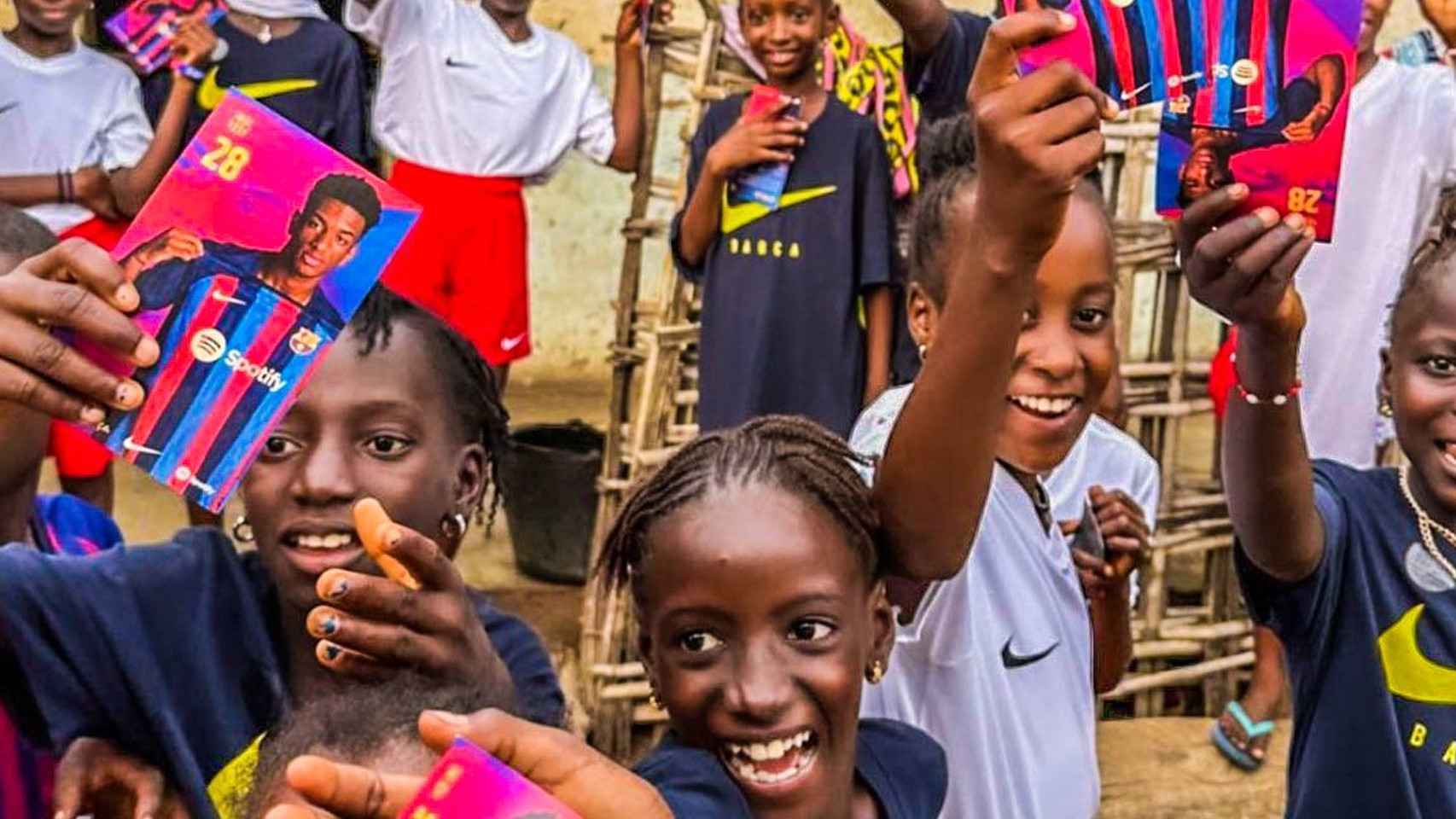 Los niños y niñas de Guinea Bissau lucen una fotografía de Alejandro Balde / REDES