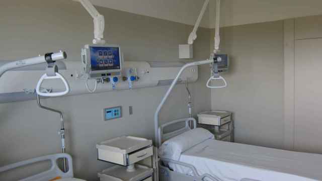 Foto de archivo de una cama hospitalaria