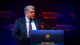 Joan Laporta se dirige a los socios del Barça en una Asamblea General