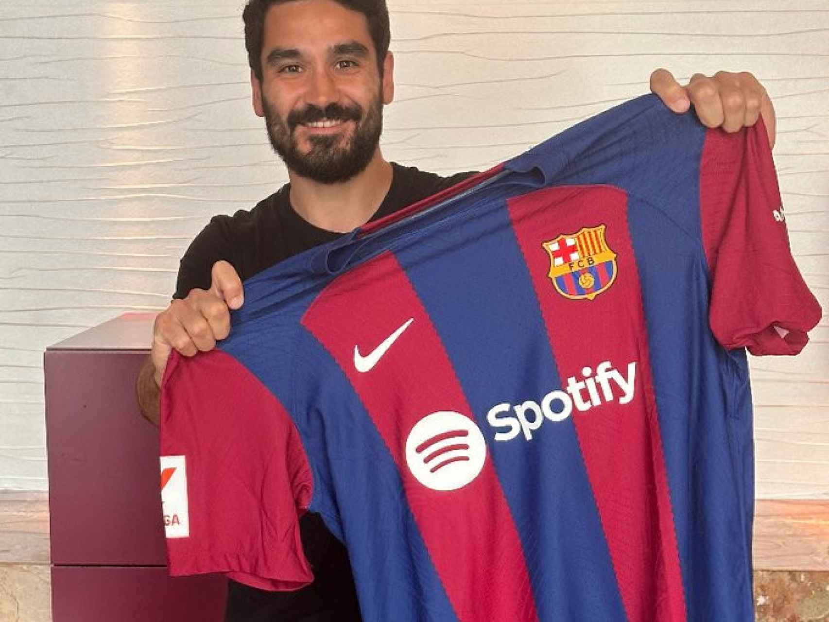 Gundogan posa con la camiseta del Barça