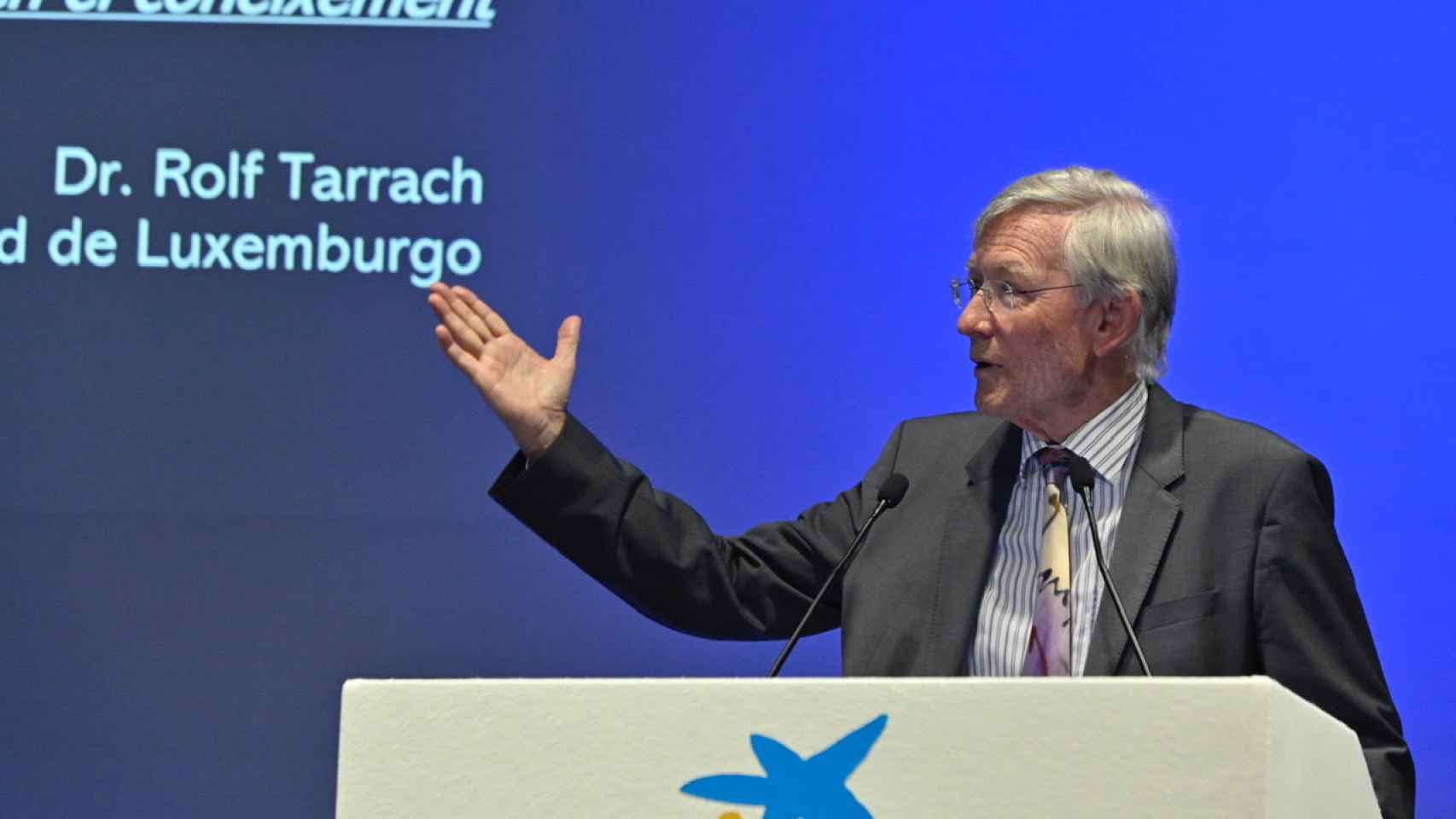 El científico Rolf Tarrach Siegel durante la conferencia organizada por el Cercle Financer en la sede de CaixaBank