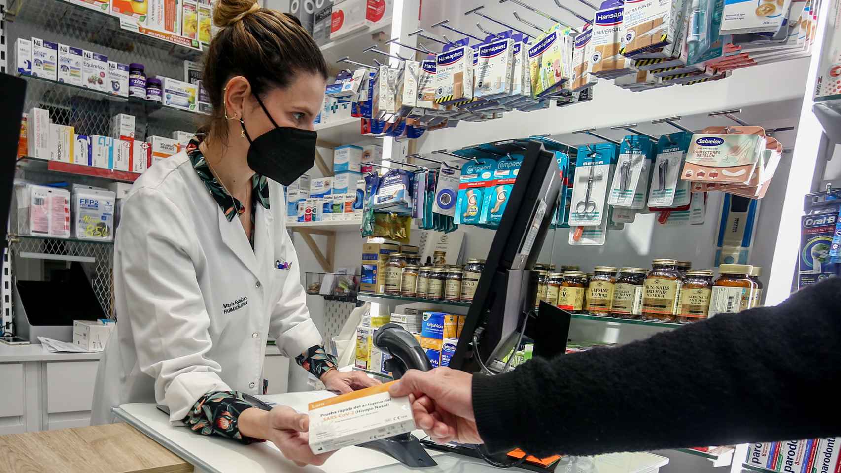 Imagen de una farmacéutica vendiendo mascarillas