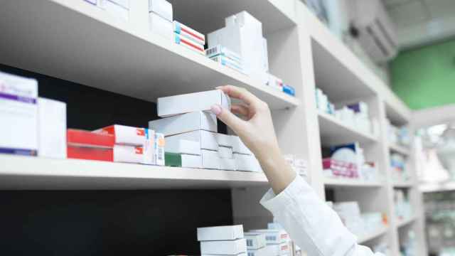Una trabajadora busca un antiviral en una farmacia