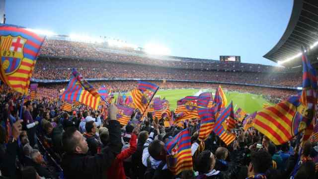 Aficionados del Barça en un Camp Nou lleno