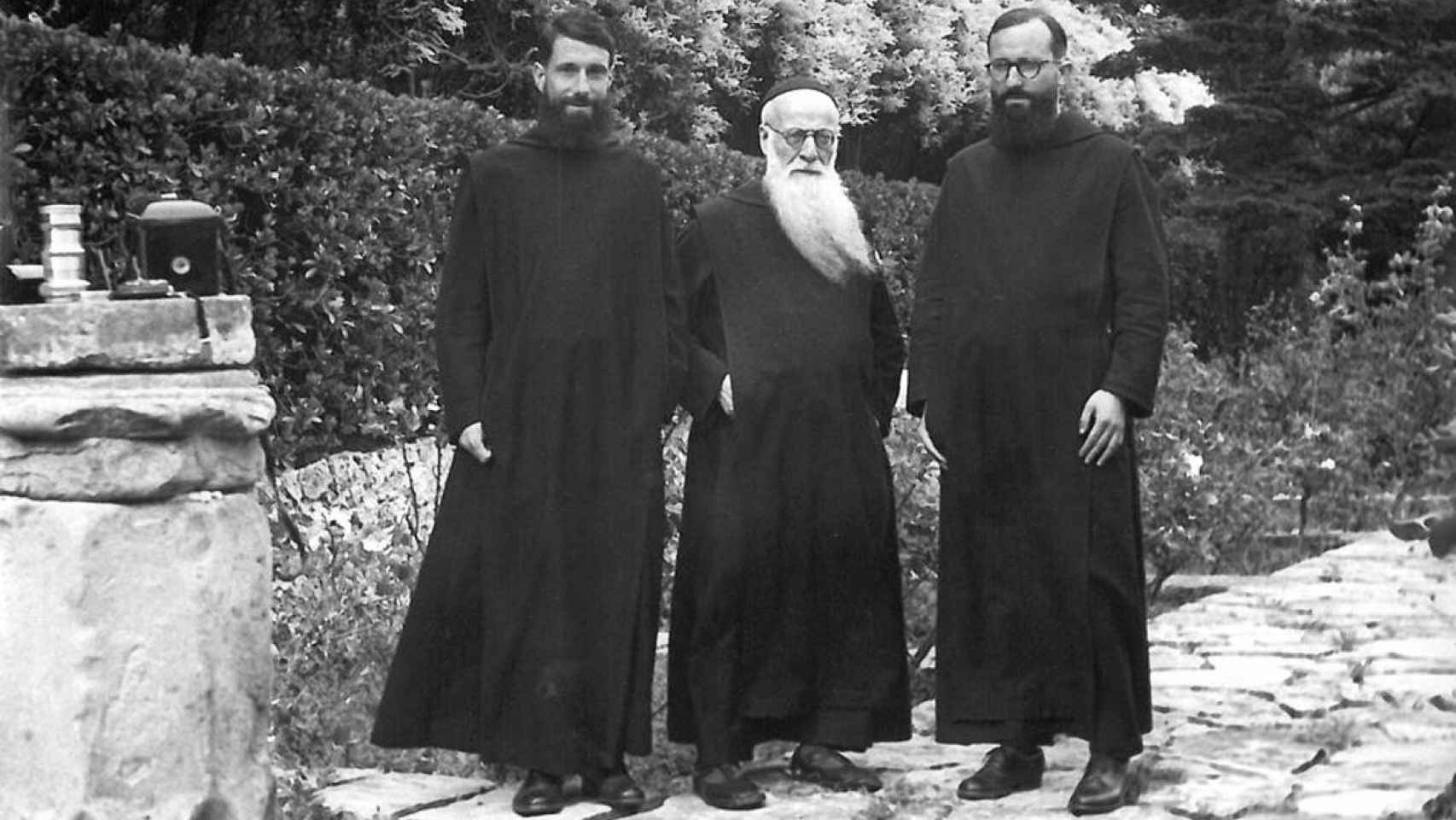Bonaventura Ubach en el centro de la foto junto a otros dos monjes
