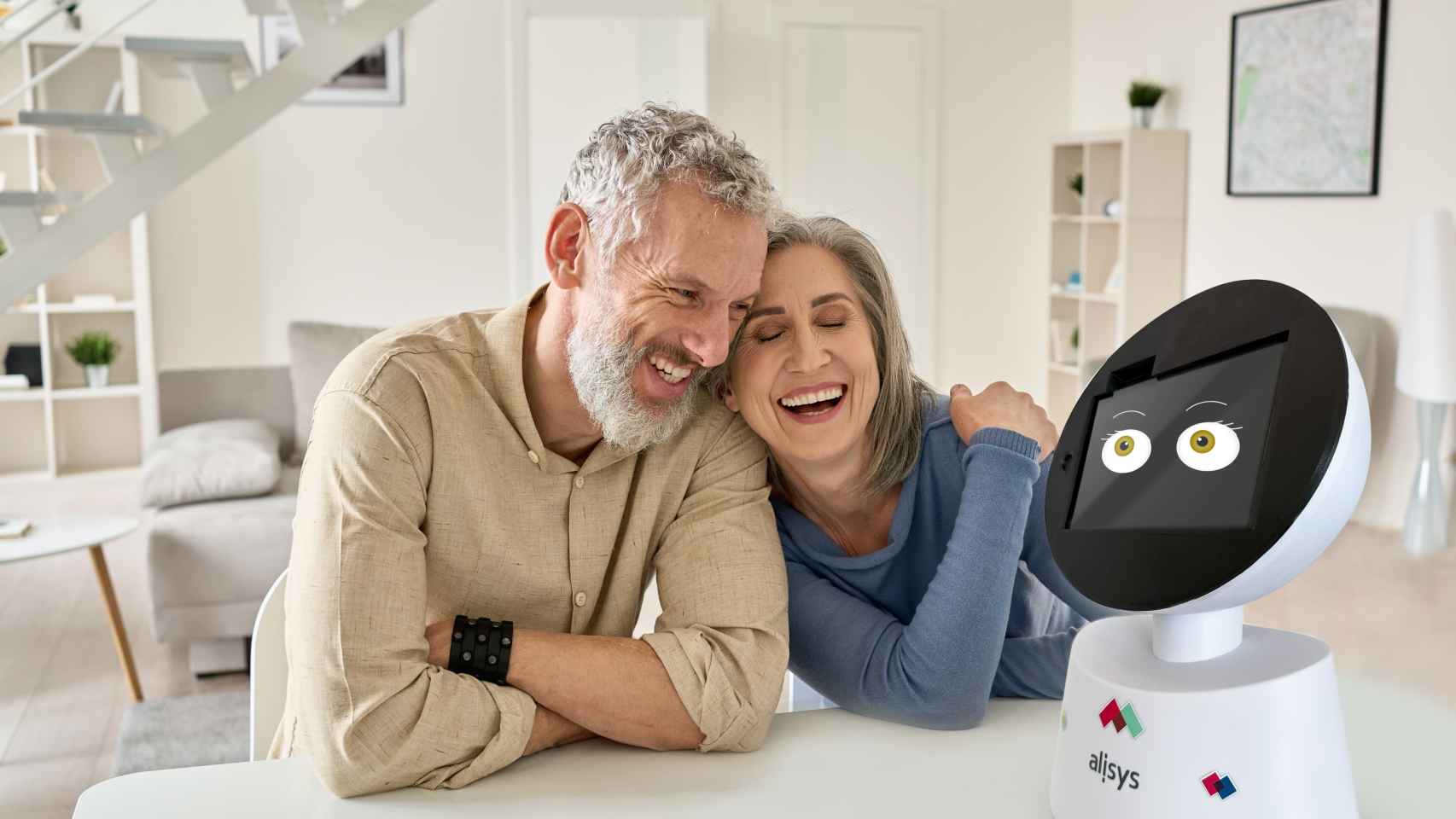 Una pareja de mayores interactúa con el robot sociosanitario Alisys