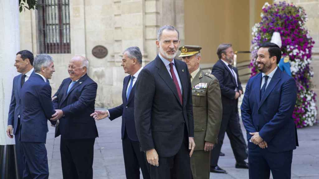 El Rey Felipe VI a su llegada al Ayuntamento de Sevilla