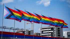Banderas LGTBQI+ en el Johan Cruyff