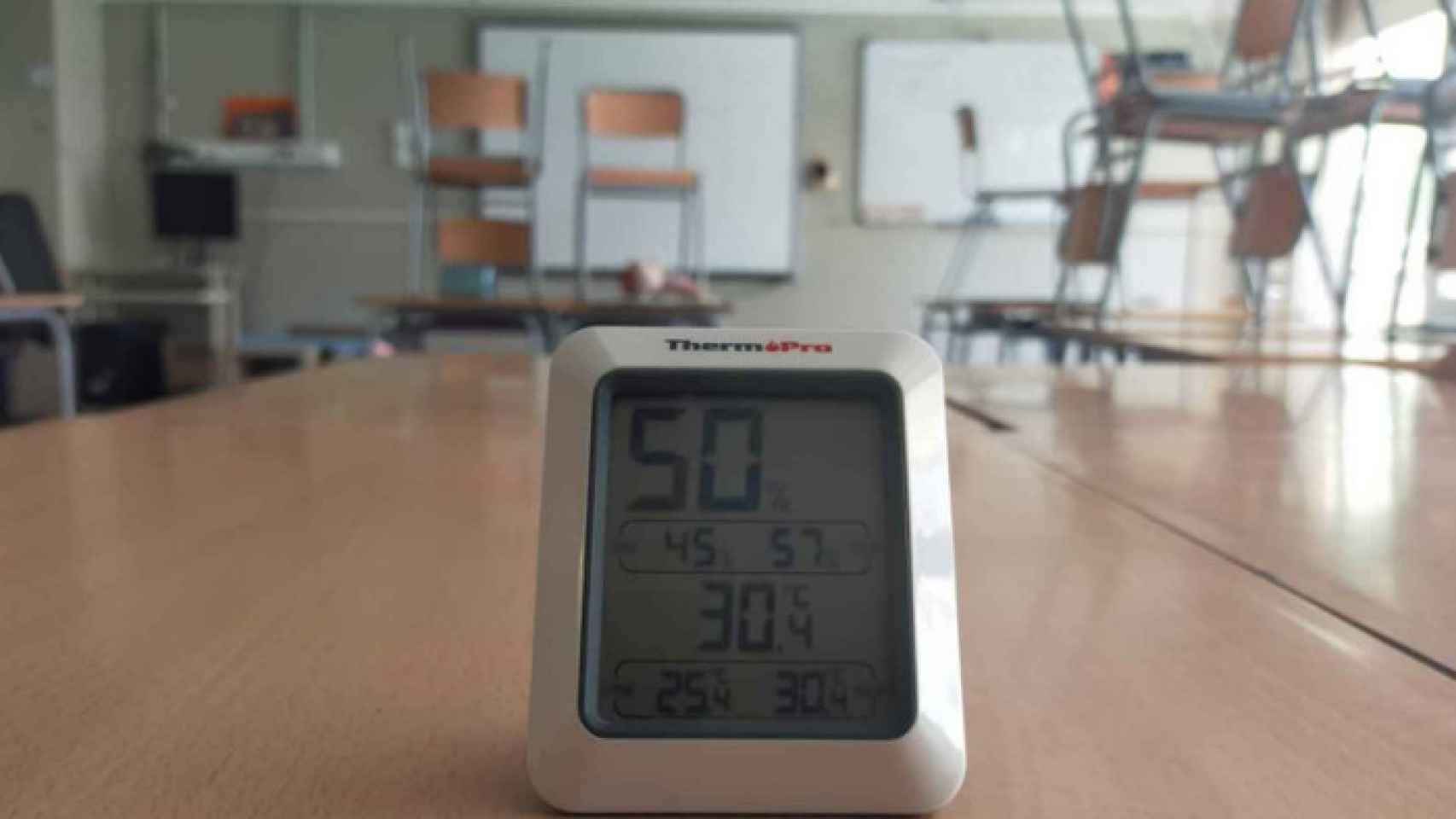 Un termómetro en un aula