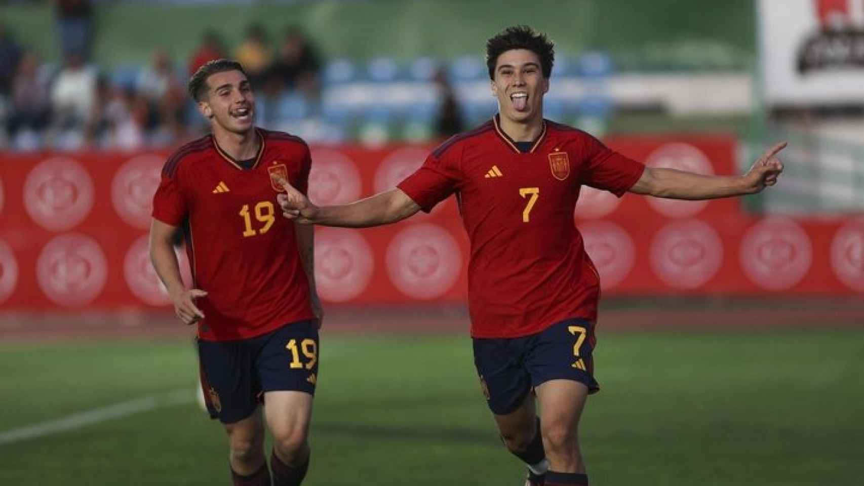 Ángel Alarcón celebra un gol con España sub-19
