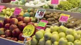 Puesto de frutas en un supermercado, testigo de la moderación en el alza de los precios / EP