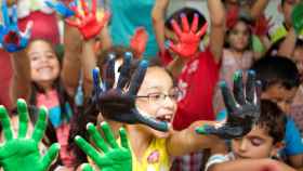 Un grupo de niños se lo pasan en grande en las actividades de los Campamentos de verano de Fundación la Caixa