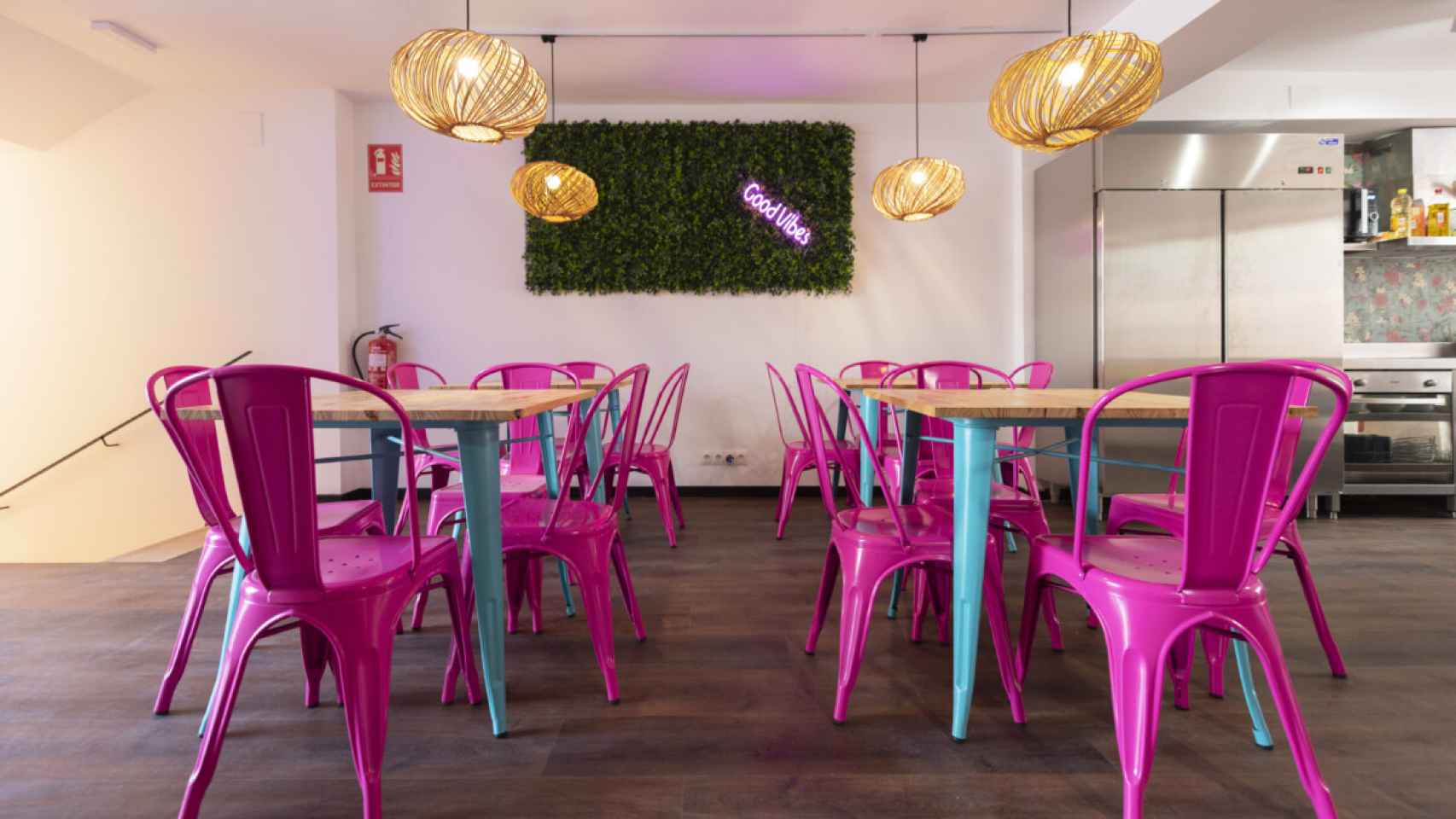El comedor de Hostelle Barcelona, en rosa