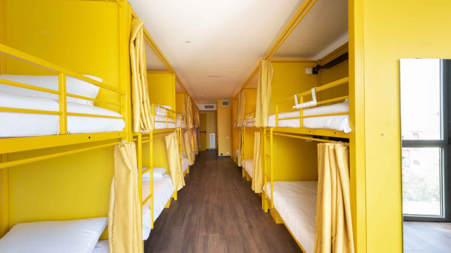 Una habitación de Hostelle Barcelona, en amarillo