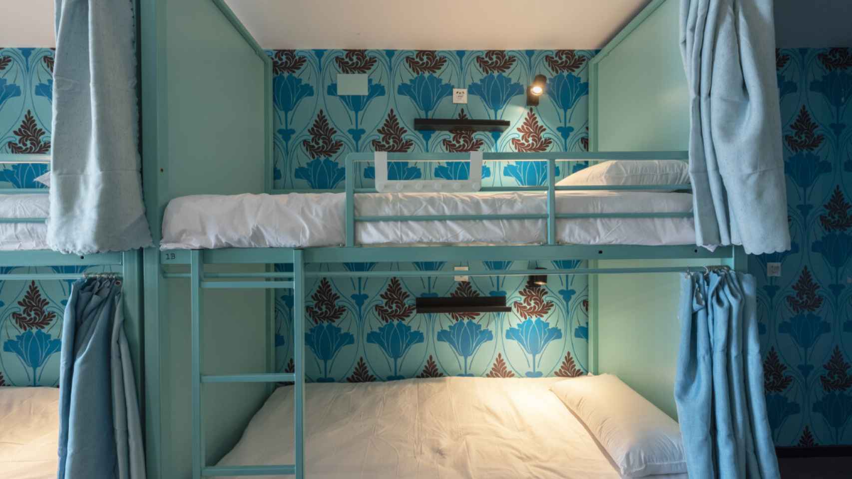 Una habitación de Hostelle Barcelona, en azul