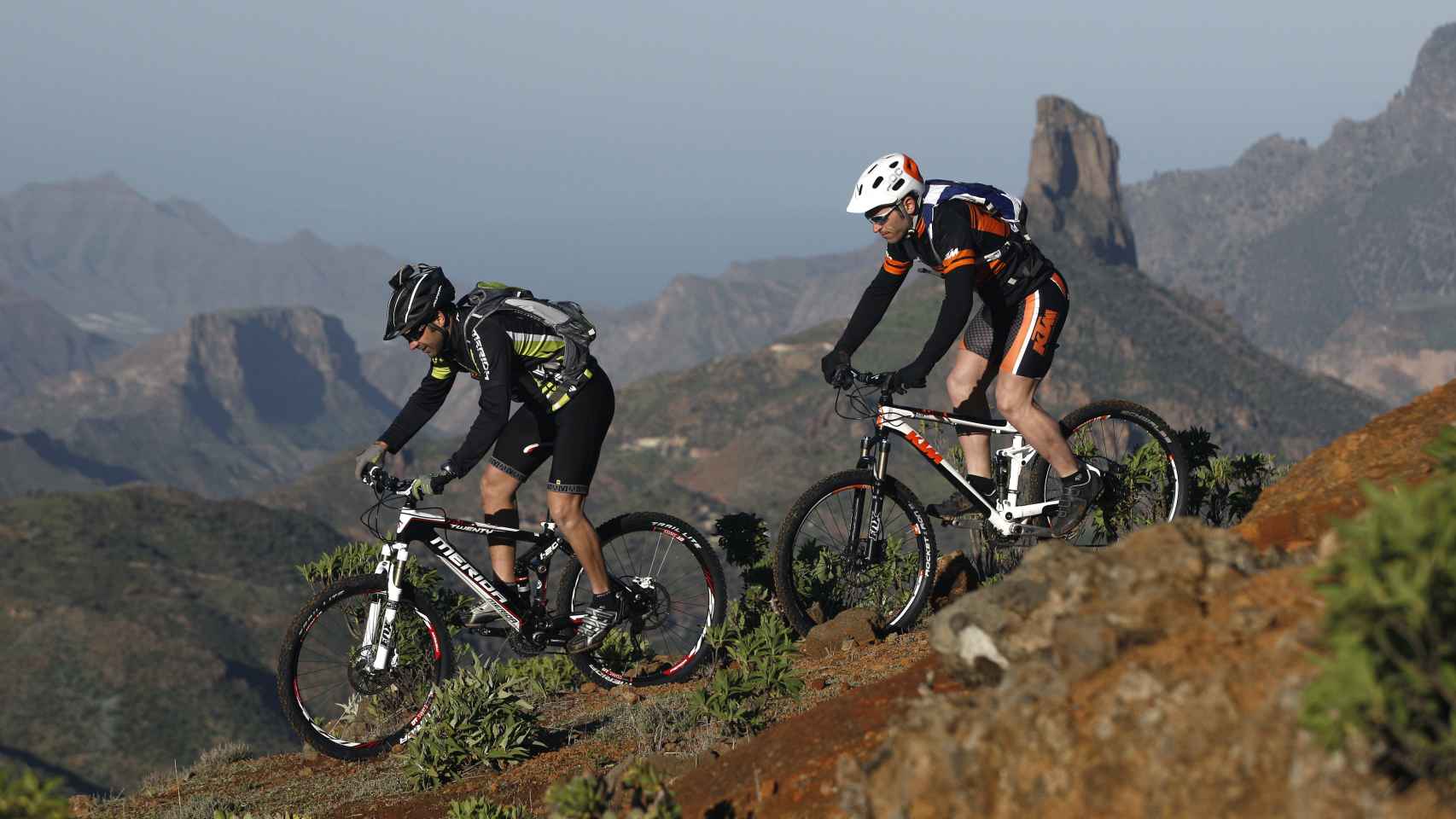 Dos cicloturistas disfrutan de las impresionantes vistas de Gran Canaria