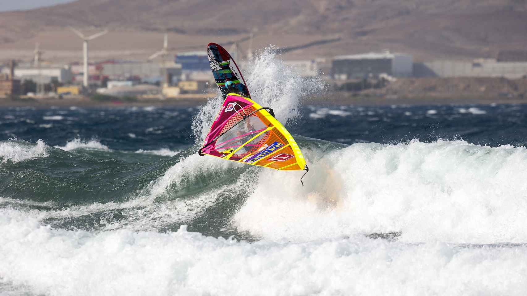 El windsurf es una de las grandes aventuras que ofrece costa grancanaria