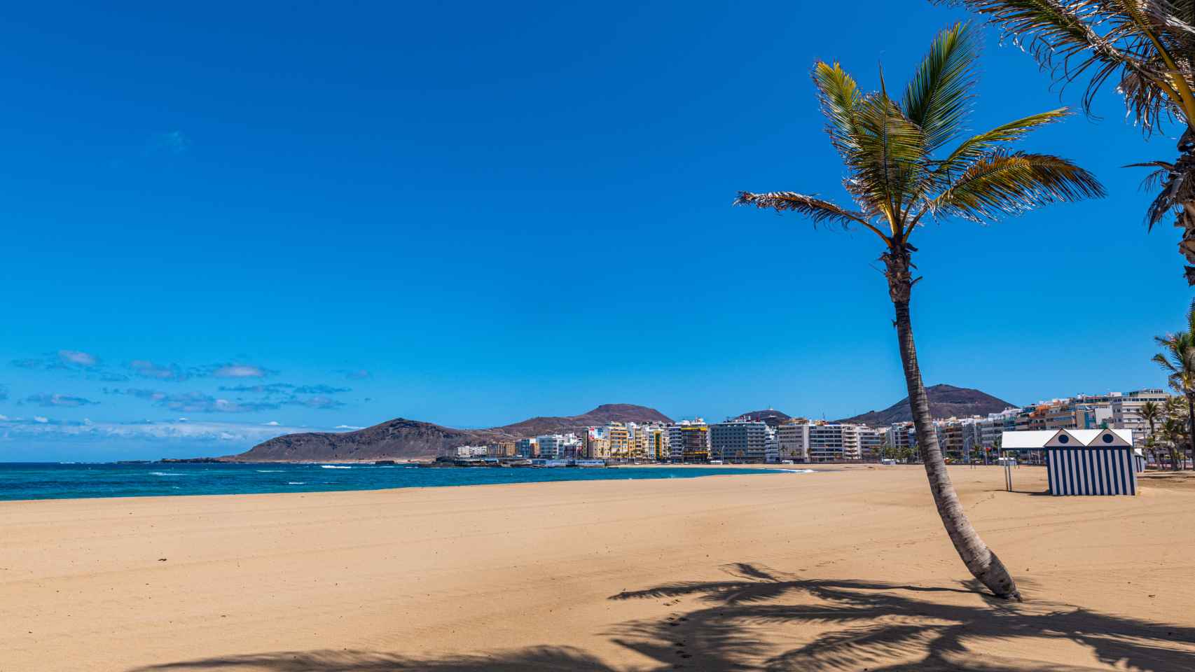La Playa de Las Canteras está ubicada en la capital, Las Palmas de Gran Canaria