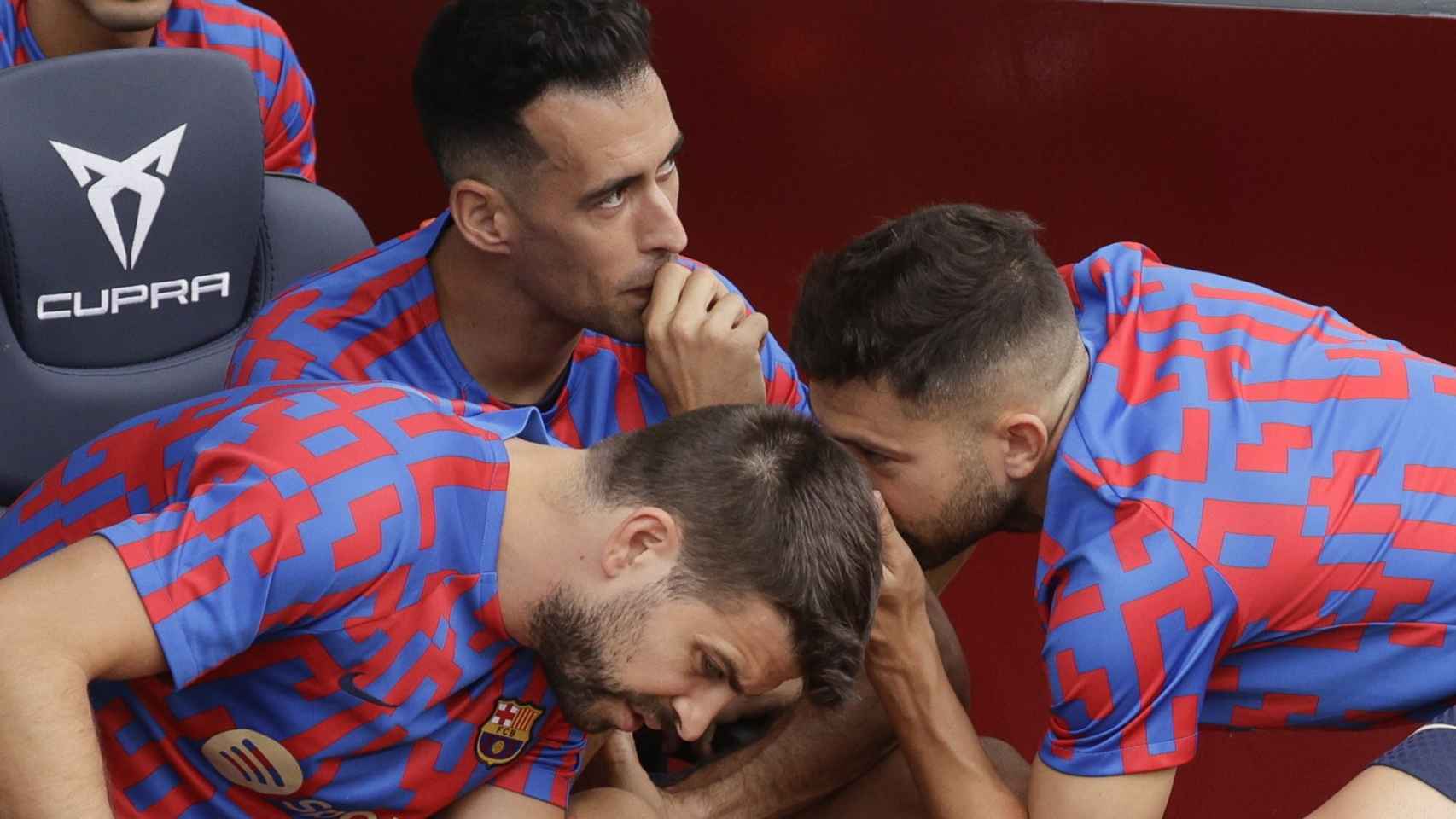 Gerard Piqué, Sergio Busquets y Jordi Alba en el banquillo del Barça antes de terminar su etapa en el club