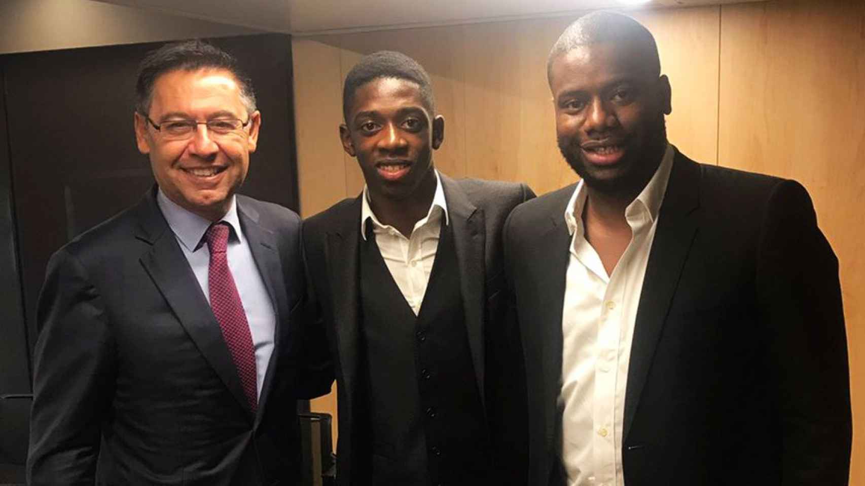 Ousmane Dembelé con Bartomeu y Moussa Sissoko en su presentación con el Barça