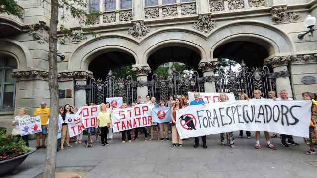 La protesta vecinal contra el Tanatorio de Sants, ayer