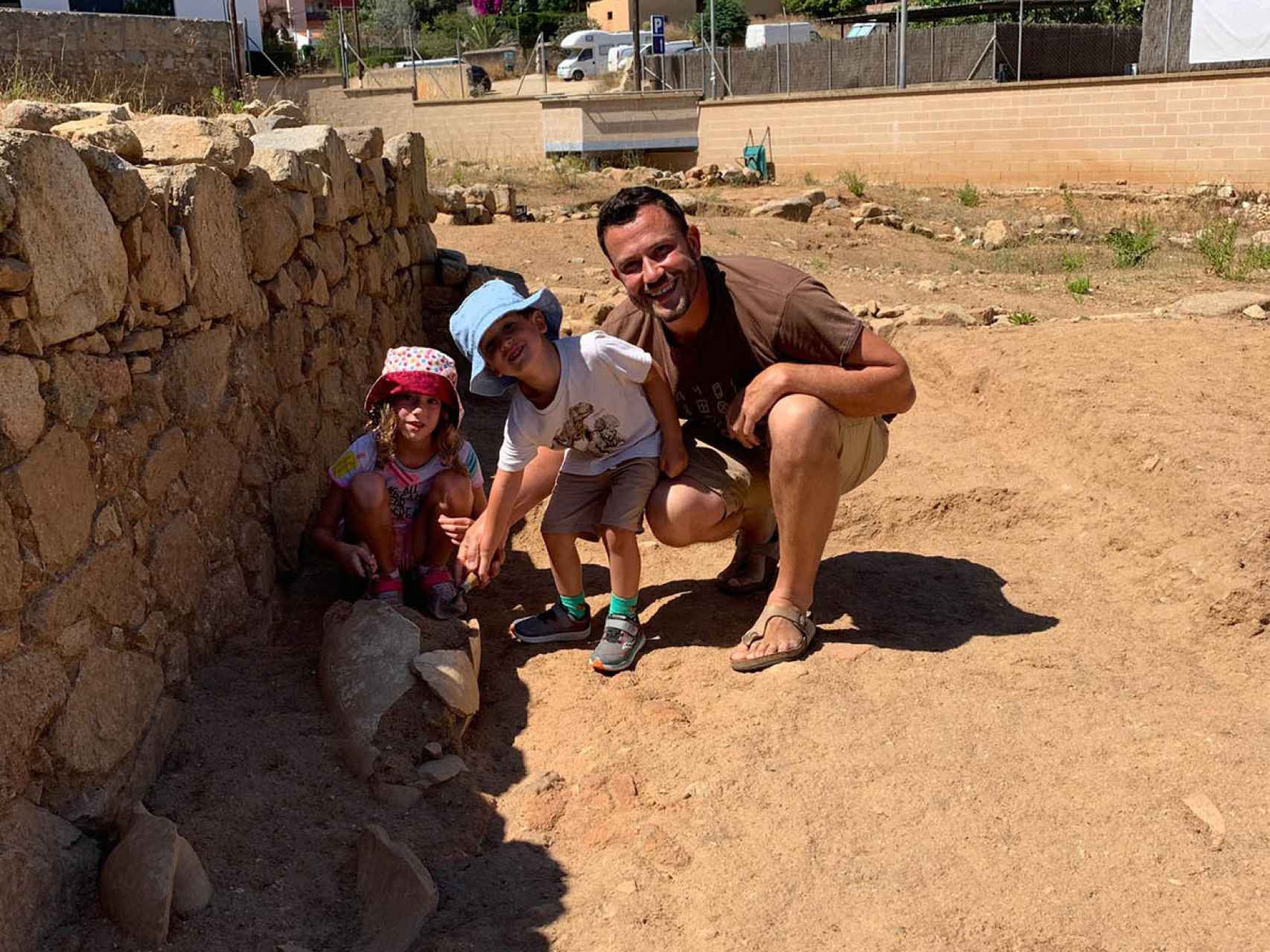 Una familia visita el yacimiento de Ituro en el Maresme