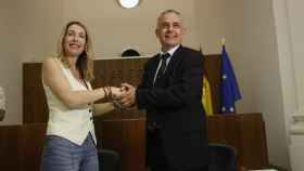 La presidenta del PP de Extremadura, María Guardiola y el portavoz de Vox en la Asamblea de Extremadura, Ángel Pelayo Gordillo, durante la firma del acuerdo entre PP y Vox