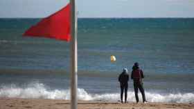 Bandera roja en una playa catalana