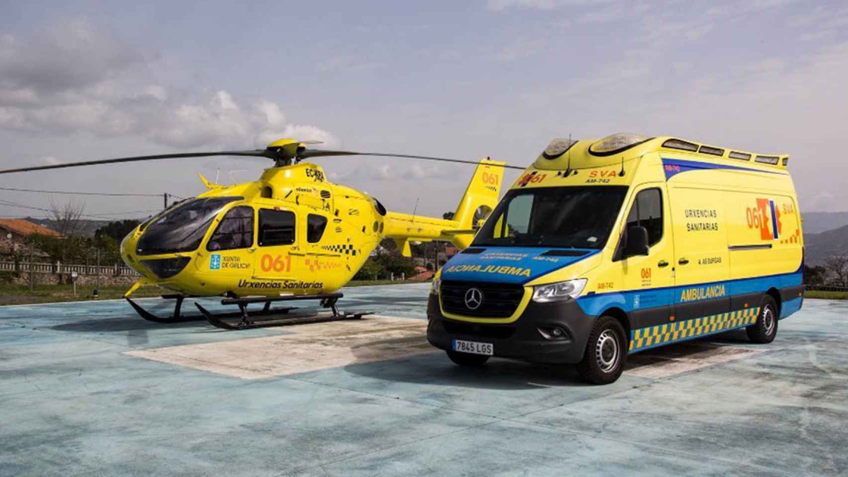 Helicóptero y ambulancia del Urxencias Sanitarias 061 Galicia