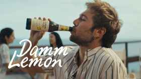 El actor Carlos Cuevas, protagonista de la nueva campaña de Damm Lemon