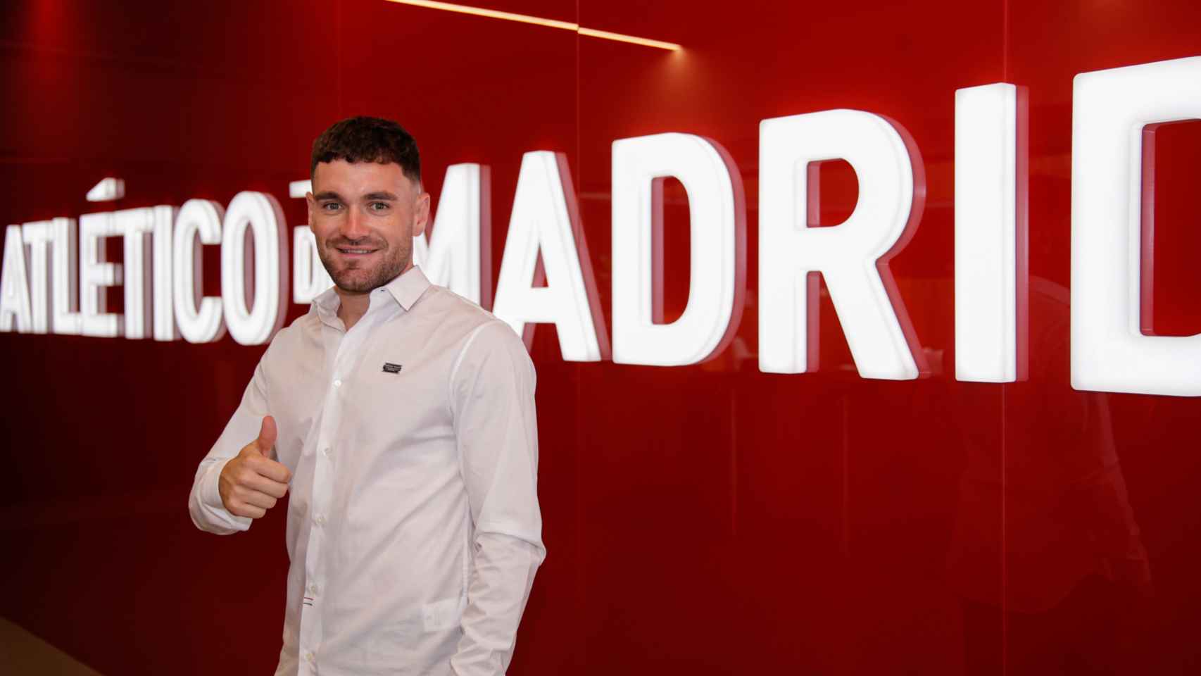 Javi Galán, posando como nuevo jugador del Atlético de Madrid / ATLETICO