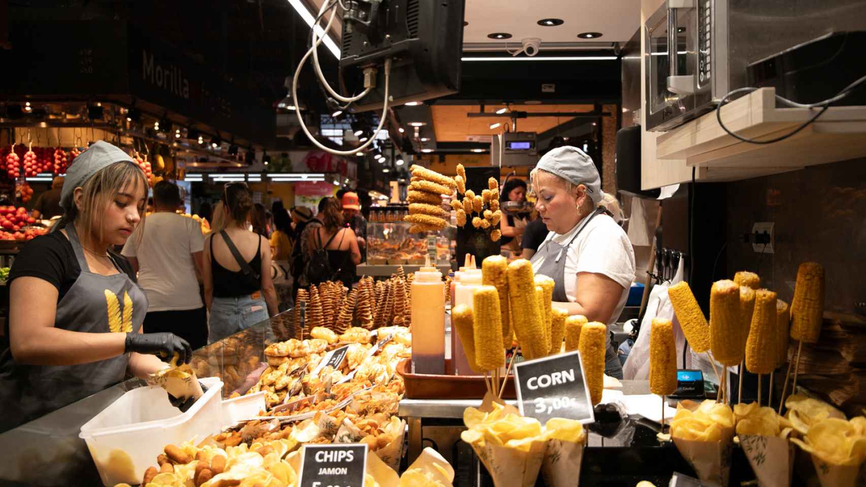 Un puesto de frituras del mercado de La Boquería