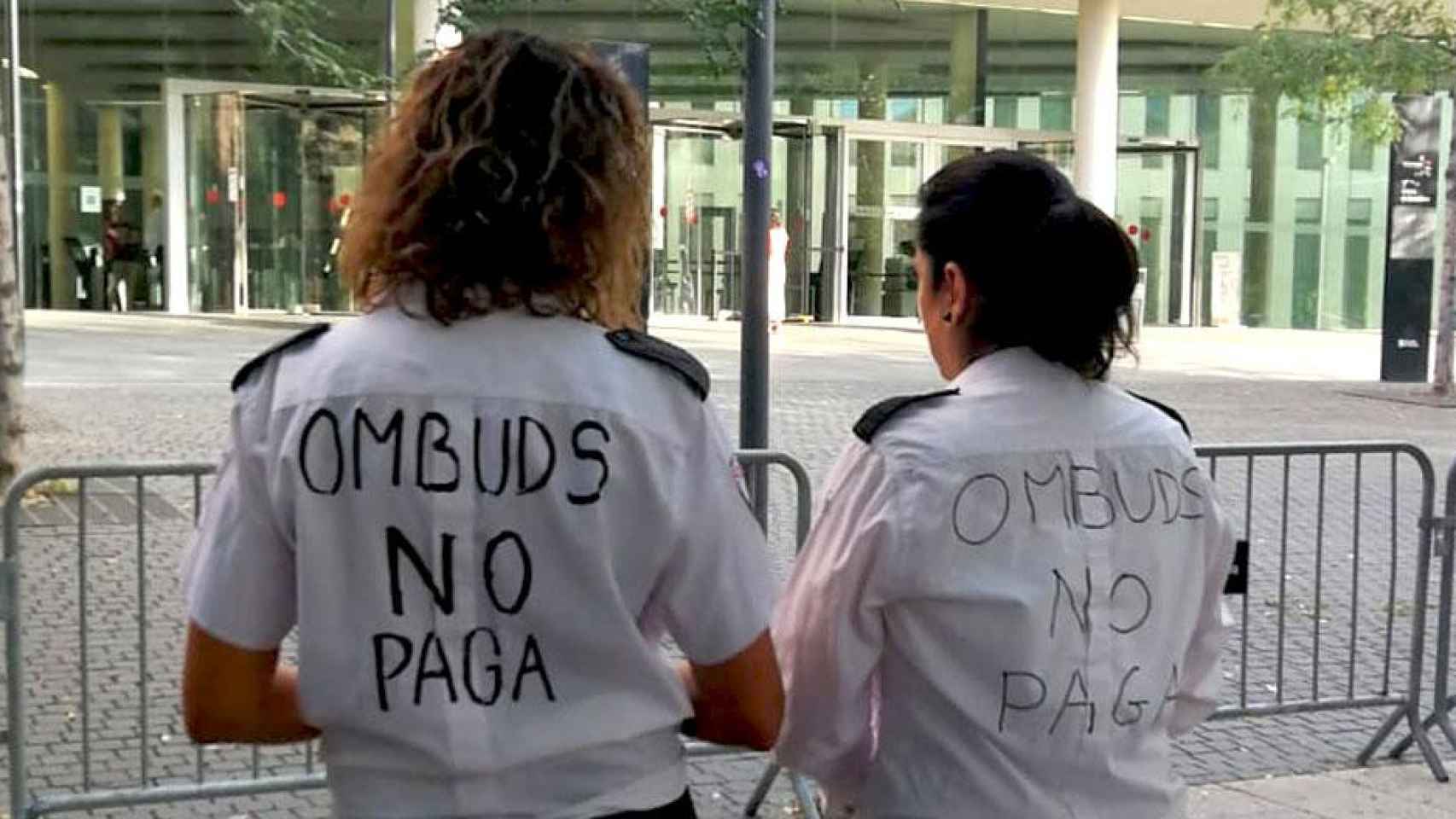 Dos trabajadoras de Ombuds en una protesta ante la Ciudad de la Justicia en 2017