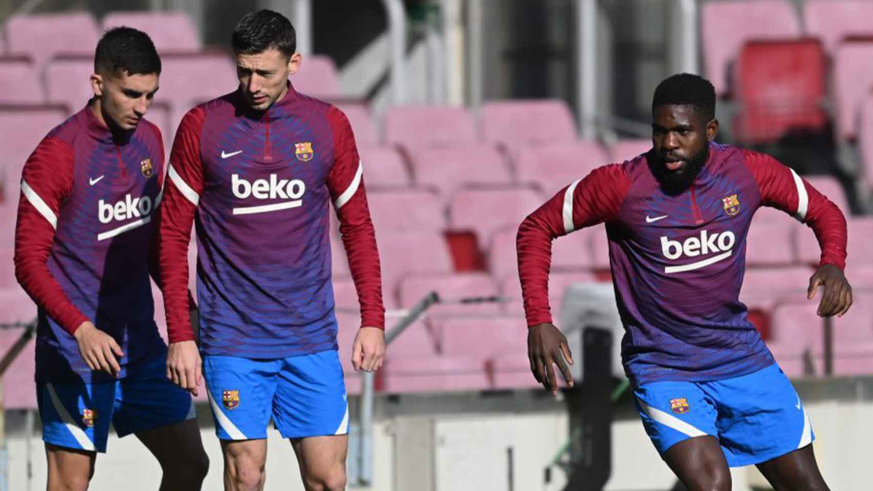 Samuel Umtiti, Lenglet y Ferran Torres, durante un entrenamiento del Barça
