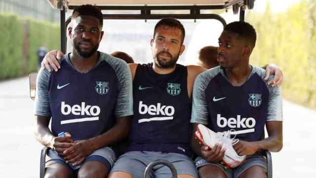 Jordi Alba posa con los franceses Umtiti y Dembelé durante una sesión de entrenamiento