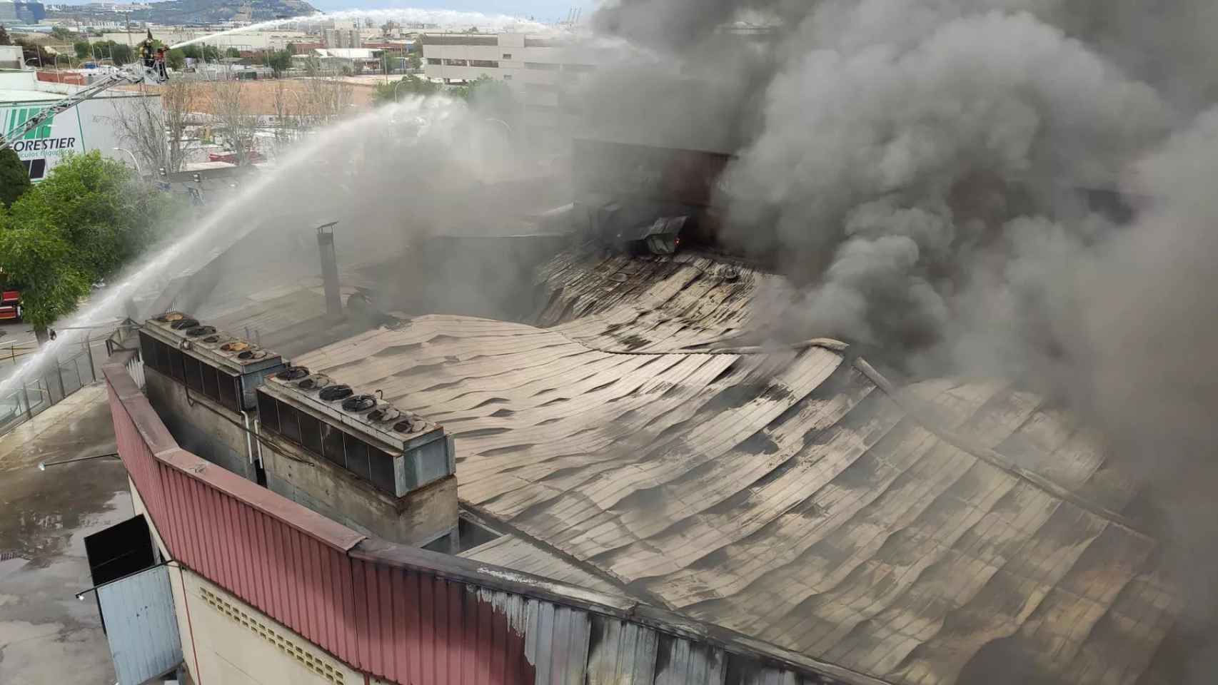 Imagen del incendio en la nave de Schara en Mercabarna en mayo