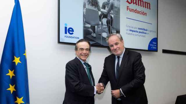El fundador de IE University y presidente de la Fundación IE, Diego del Alcázar Silvela, y Demetrio Carceller, presidente ejecutivo de Damm
