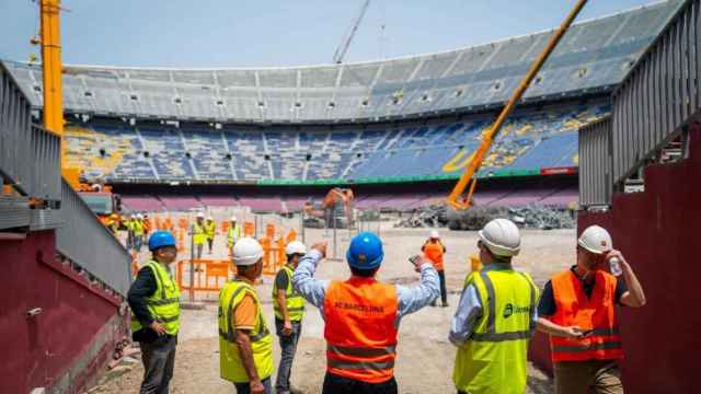 Joan Laporta visita el Camp Nou con parte de la primera grada derribada