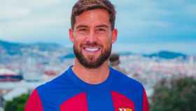 Iñigo Martínez posa, por primera vez, con la camiseta del Barça