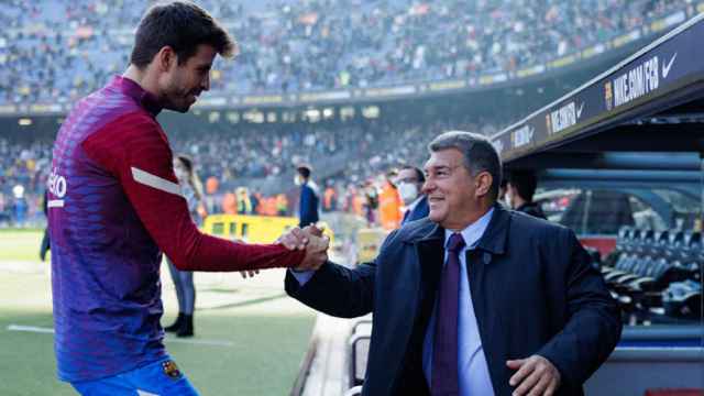 El cordial saludo de Piqué y Laporta, antes de un partido del Barça
