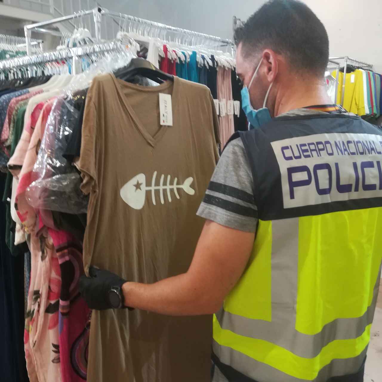 Un agente de la Policía Nacional en una inspección contra la venta de artículos falsificados
