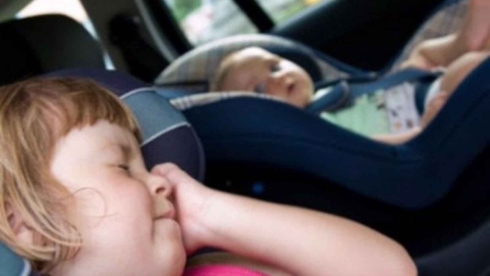 Niños en un coche