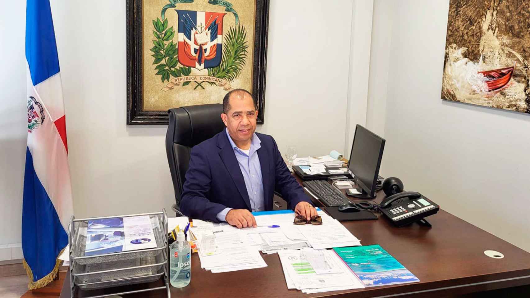César Méndez, cónsul de Dominicana en Barcelona, en su oficina