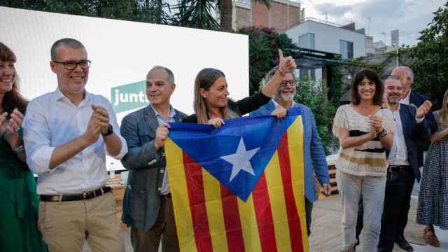 Miriam Nogueras exhibe una bandera independentista en el arranque de la campaña de las elecciones generales del 23J