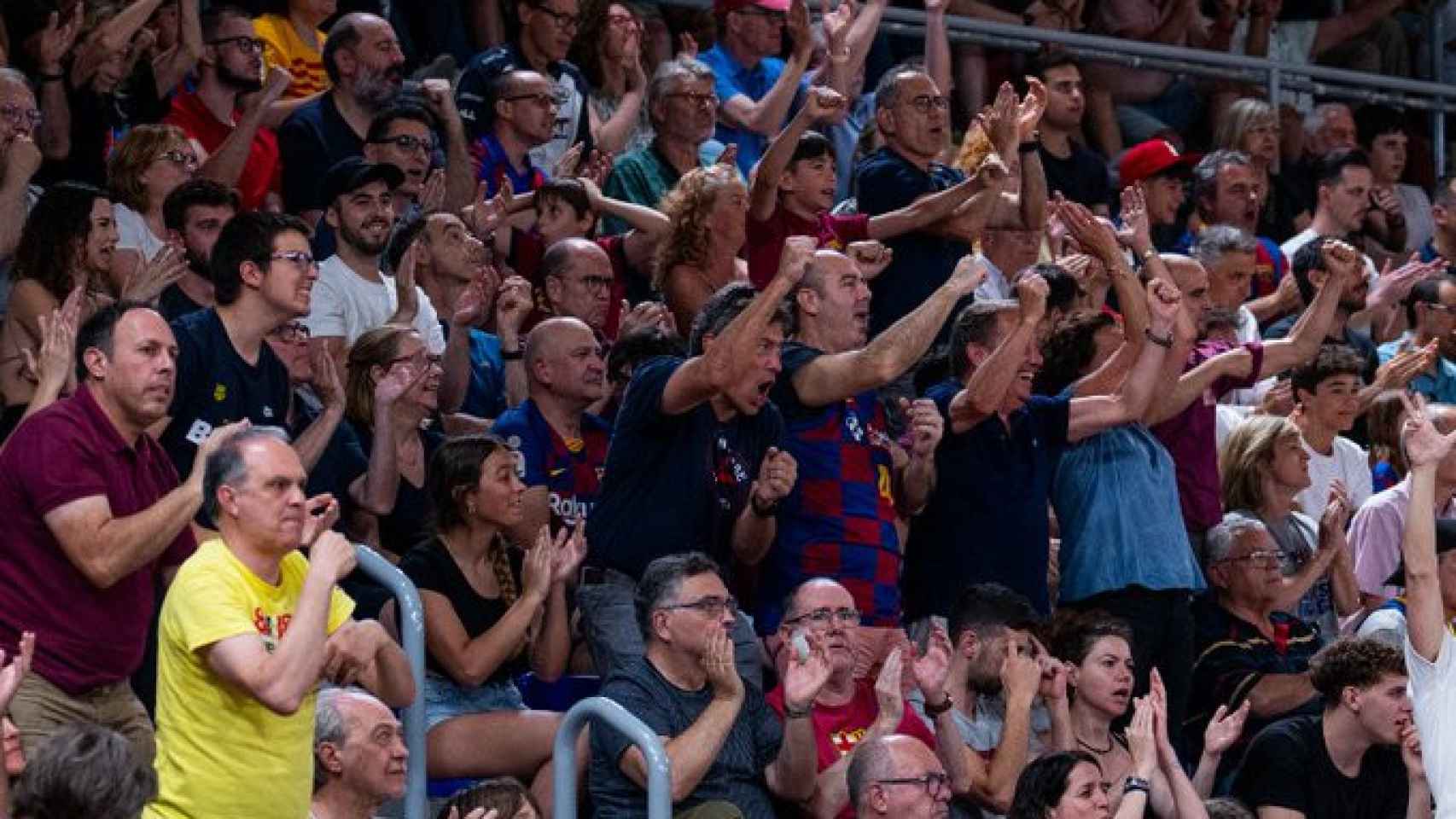 Los aficionados del Barça alientan al equipo de basket en el Palau