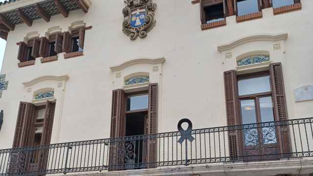 Fachada del Ayuntamiento de Sant Celoni con un crespón negro