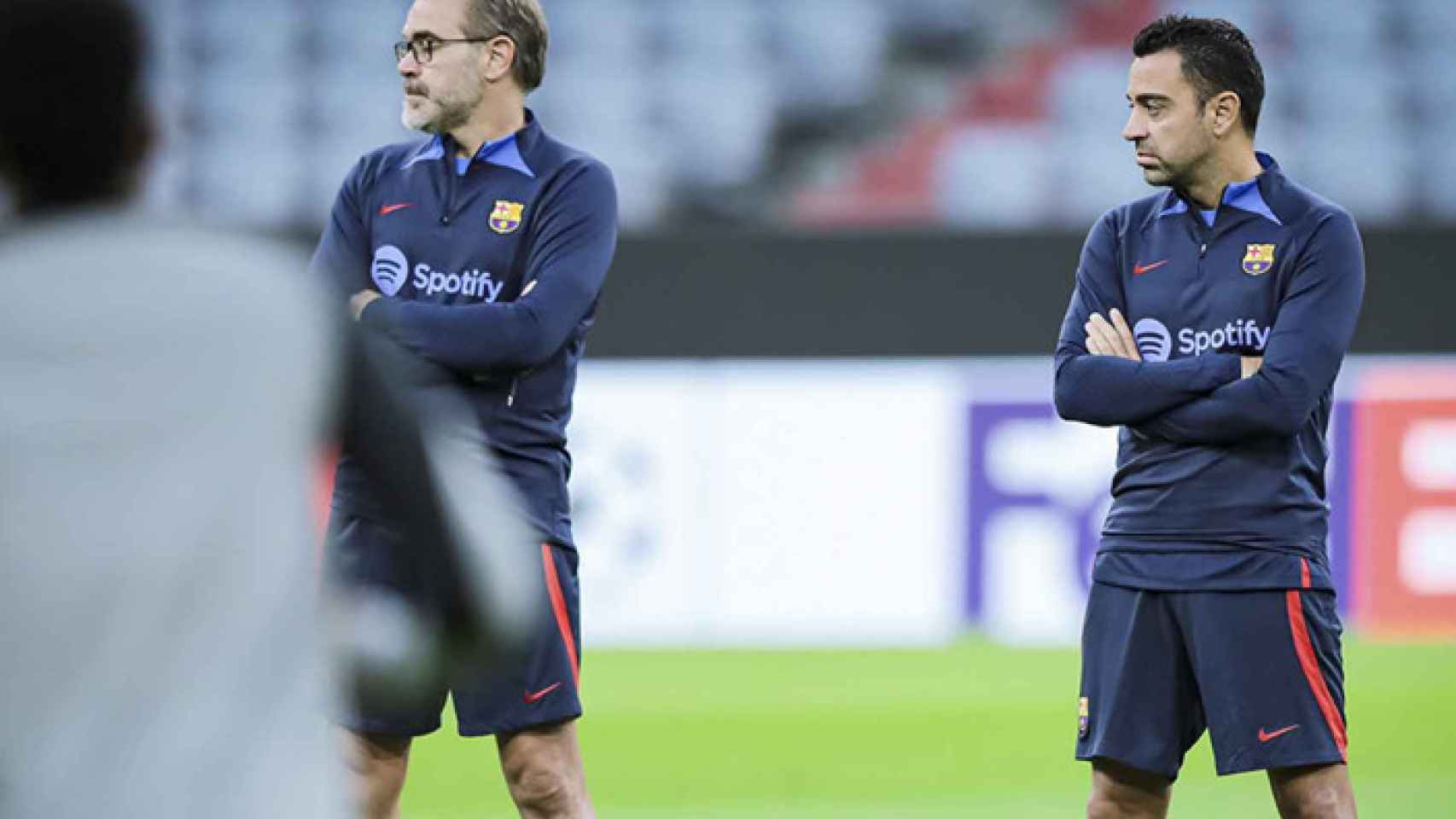 Xavi Hernández, junto a su asistente técnico, en un entrenamiento del Barça