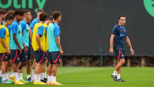 Xavi Hernández dirige un entrenamiento con varios cracks de la cantera del Barça