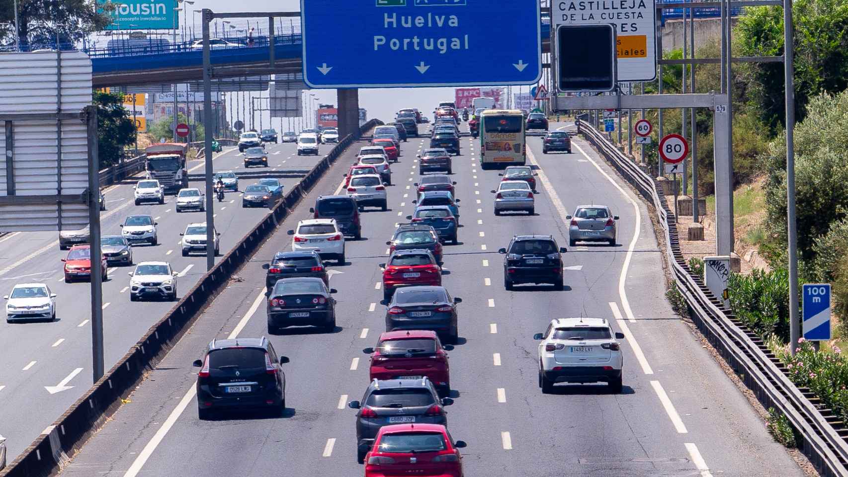 Tráfico intenso en una autopista de camino a Sevilla