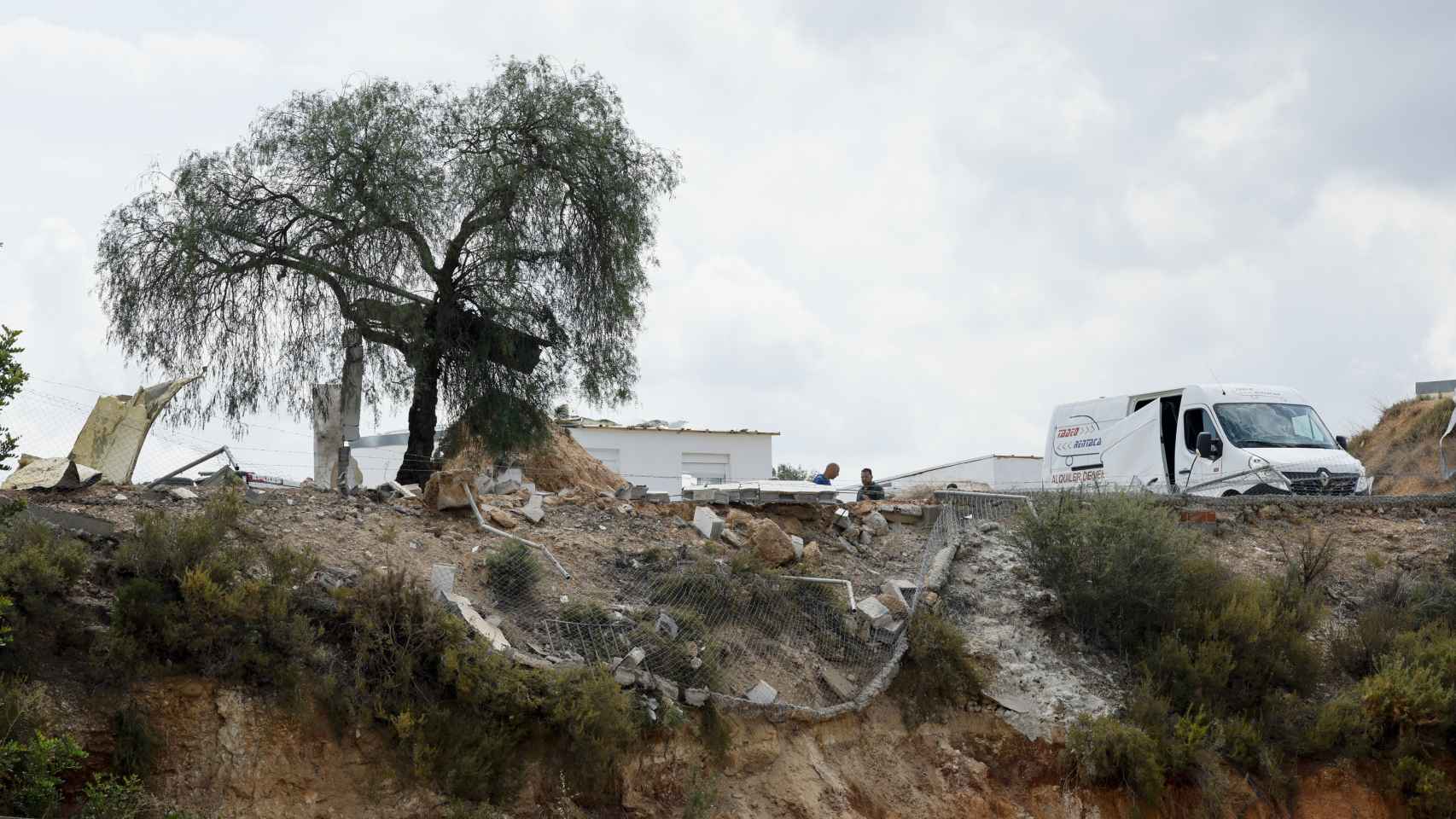 La Guardia Civil inspecciona el lugar de la explosión en la Pirotecnia del Mediterráneo, en Vilamarxant (Valencia)